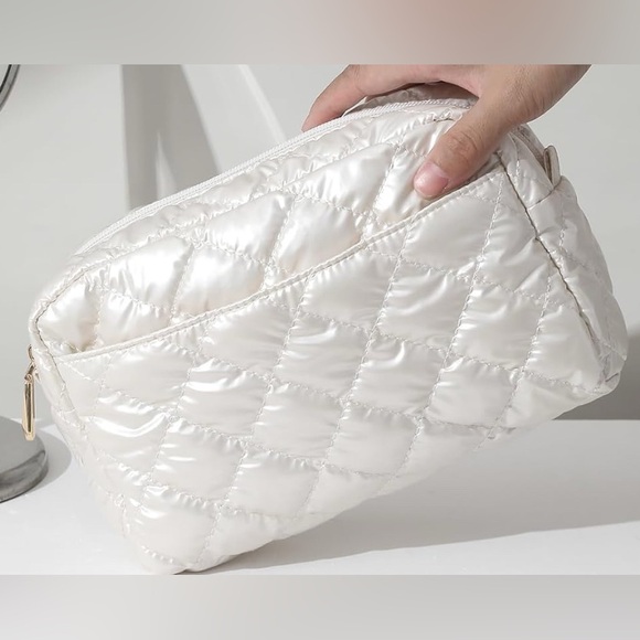 Large Capacity Quilted Cosmetic Bag - Picture 2 of 4